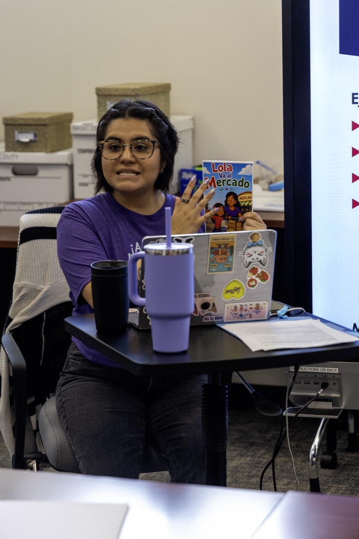A presenter demonstrates shared reading with a Spanish picture book